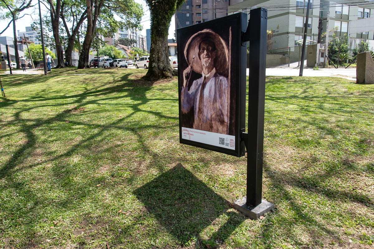Exposição “Calderari – Amar, Além do Mar” inaugura na Praça Alfredo Andersen com presença de diversos artistas. Foto: Kraw Penas/SEEC