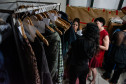 Desfile de marca autoral paranaense encerra residência artística da H-AL no Museu Casa Alfredo Andersen