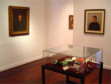 Sala de Exposição<br/>
Sala 2 - O feminino está nos detalhes, em broches e camafeus que enriquecem as golas compridas. Era a vaidade sutil permitida pela sociedade. <br/>
Local: Museu Alfredo Andersen - Rua Mateus Leme, 336 - Centro - Horário: 2ºa 6º feira: 9h00 às 18h00 - Sábados e Domingos das 10h00 às 16h00