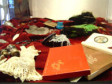Sala de Exposição<br/>
Sala 2 - O feminino está nos detalhes, em broches e camafeus que enriquecem as golas compridas. Era a vaidade sutil permitida pela sociedade. <br/>
Local: Museu Alfredo Andersen - Rua Mateus Leme, 336 - Centro - Horário: 2ºa 6º feira: 9h00 às 18h00 - Sábados e Domingos das 10h00 às 16h00