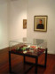 Sala de Exposição<br/>
Sala 2 - O feminino está nos detalhes, em broches e camafeus que enriquecem as golas compridas. Era a vaidade sutil permitida pela sociedade. <br/>
Local: Museu Alfredo Andersen - Rua Mateus Leme, 336 - Centro - Horário: 2ºa 6º feira: 9h00 às 18h00 - Sábados e Domingos das 10h00 às 16h00