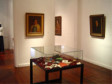 Sala de Exposição<br/>
Sala 2 - O feminino está nos detalhes, em broches e camafeus que enriquecem as golas compridas. Era a vaidade sutil permitida pela sociedade. <br/>
Local: Museu Alfredo Andersen - Rua Mateus Leme, 336 - Centro - Horário: 2ºa 6º feira: 9h00 às 18h00 - Sábados e Domingos das 10h00 às 16h00