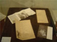 Vitrine contendo programa do Teatrinho do Saci e informações sobre a peça Auto da Juquita, Cuca e Lobisomem.
<br/>
Local: Museu Alfredo Andersen - Rua Mateus Leme, 336 - Centro - Horário: 2ºa 6º feira: 9h00 às 18h00 - Sábados e Domingos das 10h00 às 16h00