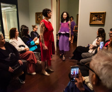 Desfile de marca autoral paranaense encerra residência artística da H-AL no Museu Casa Alfredo Andersen