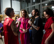 Desfile de marca autoral paranaense encerra residência artística da H-AL no Museu Casa Alfredo Andersen