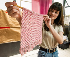 Coloridos por Natureza: artista Bianca Stella é a nova residente da Academia Alfredo Andersen. Foto: Kraw Penas/SEEC