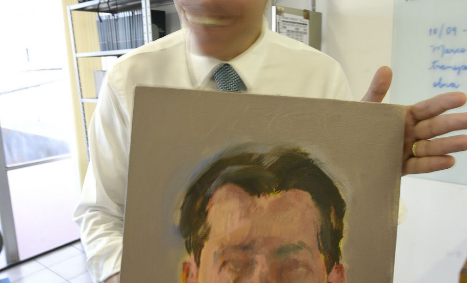 O chinês Tong Yanrunan. trabalha com retratos "face a face". Na foto, o diretor do MCAA com obra pintada pelo artista.
