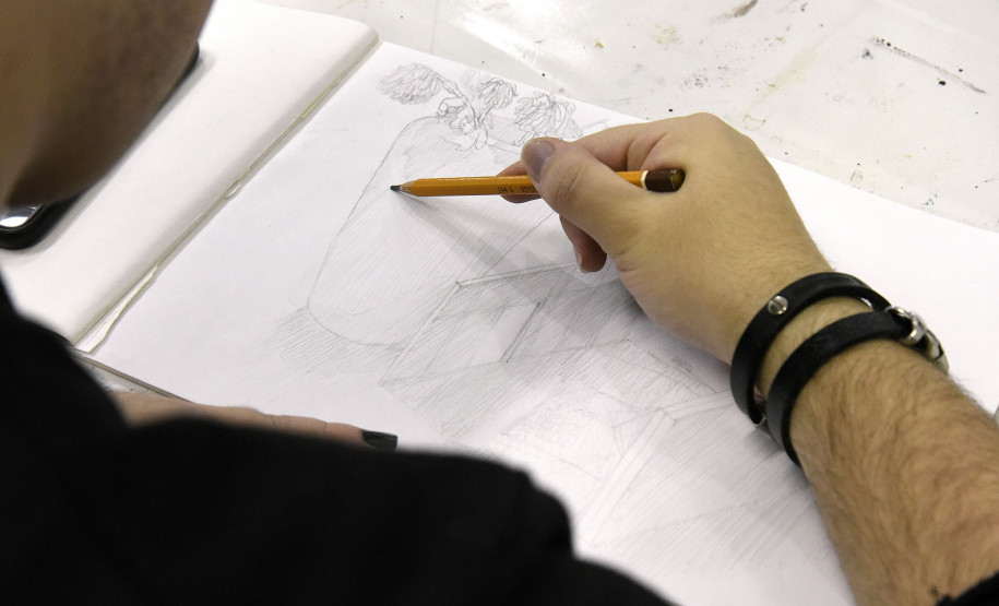 O professor Luiz Lavalle ministra o curso que tem por objetivo desenvolver técnicas diferentes em desenho, como o grafite, carvão e nanquim. O aluno compreenderá a construção do desenho de observação em relação à proporção, luz, sombra e perspectiva, além de explorar a criatividade em exercícios que estimulam a criação artística.