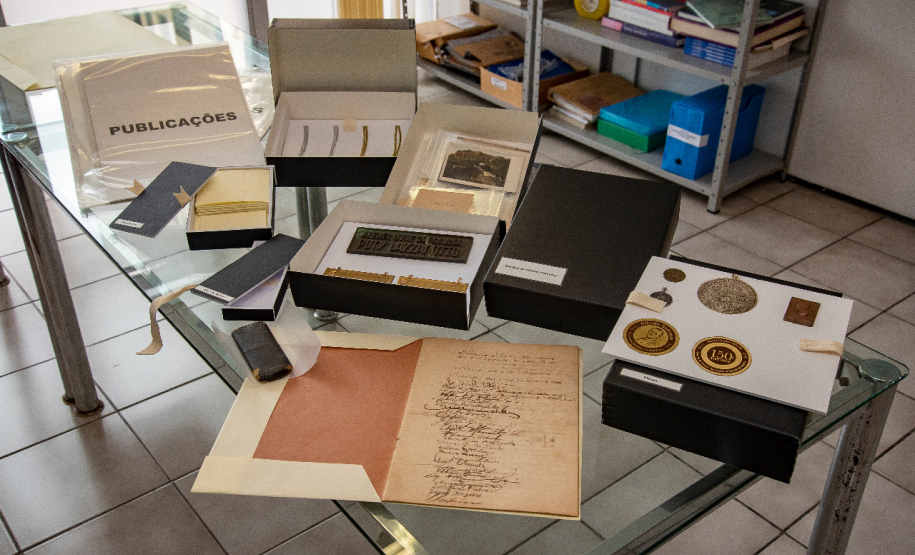 Conservadoras examinam documentos preservados de Alfredo Andersen