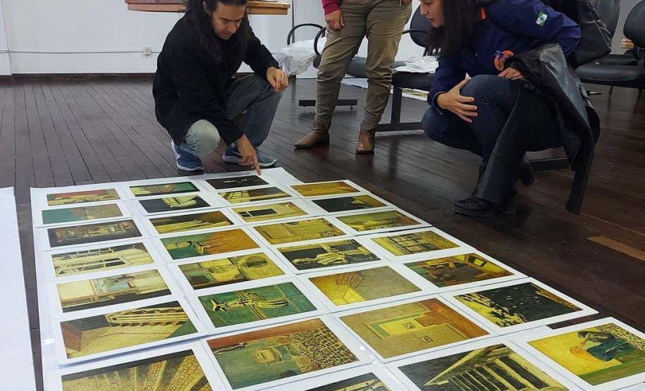 Montagem da exposição Iluminuras em Telêmaco Borba
