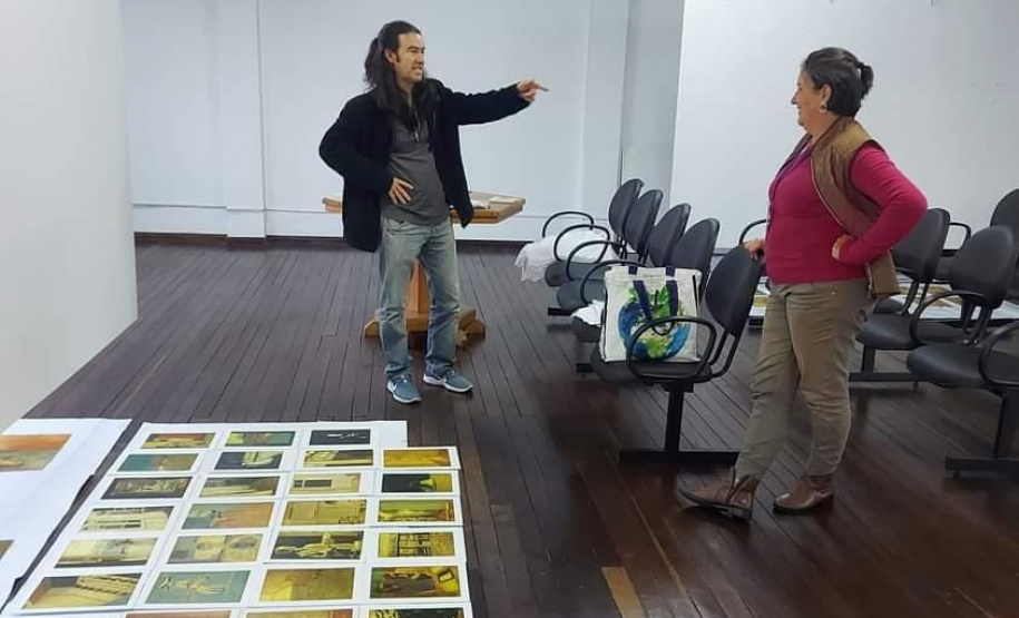 Montagem da exposição Iluminuras em Telêmaco Borba