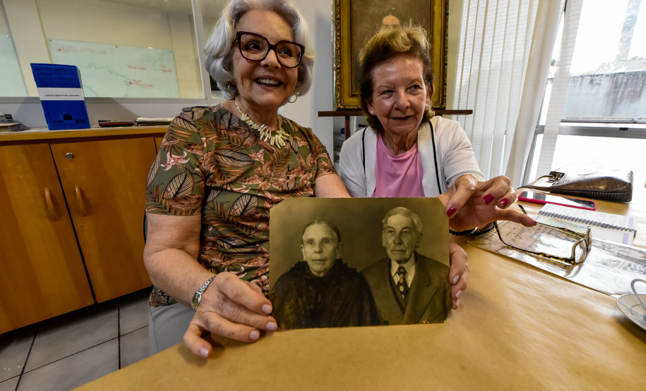 Memórias em acervo: descendentes reencontram pintura da tataravó no Museu Casa Alfredo Andersen. Foto: Kraw Penas/SEEC