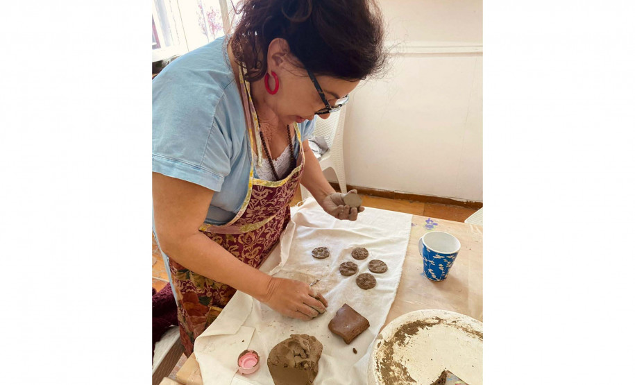 “Guia Prático para Uso de Argila Silvestre” será lançado no Museu Casa Alfredo Andersen na próxima terça. Foto: Divulgação Inara Vidal