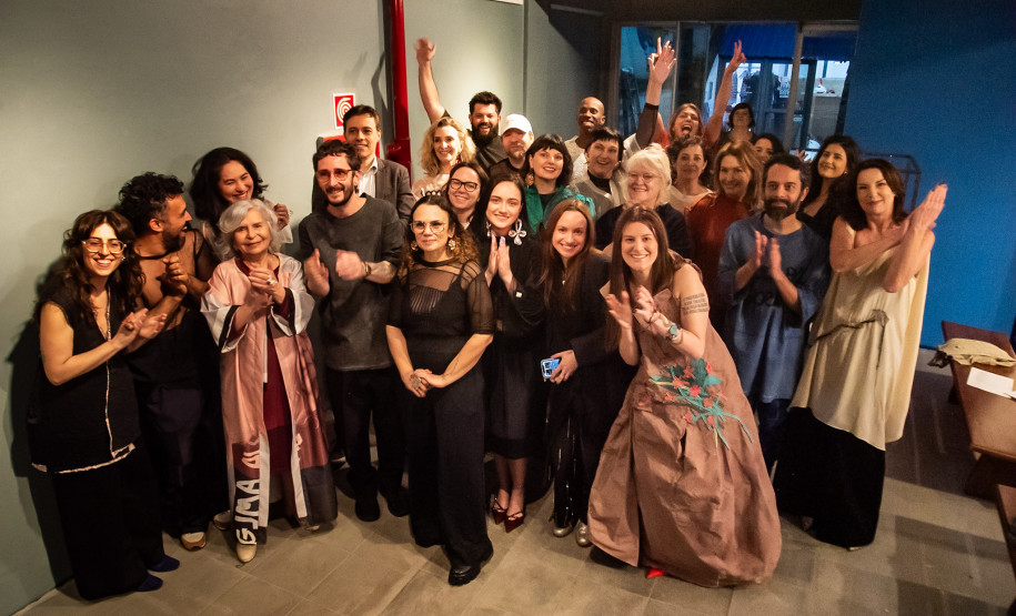 Desfile de marca autoral paranaense encerra residência artística da H-AL no Museu Casa Alfredo Andersen