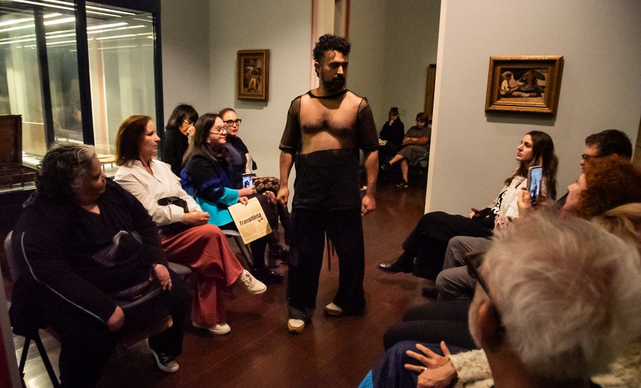 Desfile de marca autoral paranaense encerra residência artística da H-AL no Museu Casa Alfredo Andersen
