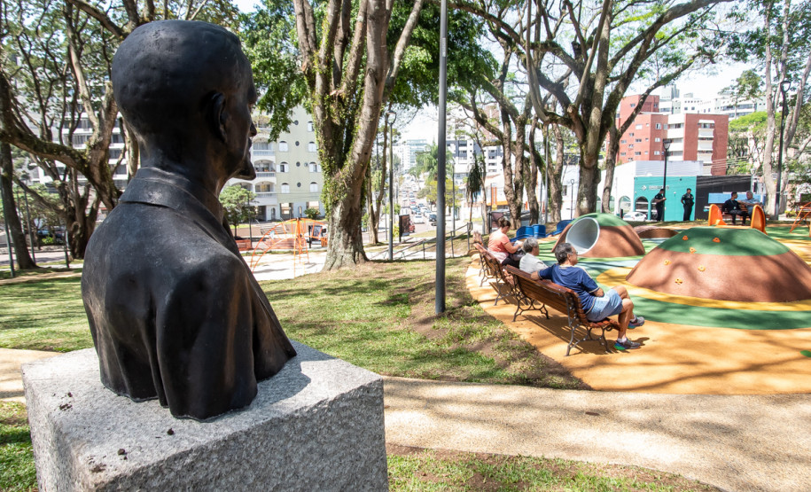 Exposição “Calderari – Amar, Além do Mar” inaugura na Praça Alfredo Andersen com presença de diversos artistas. Foto: Kraw Penas/SEEC