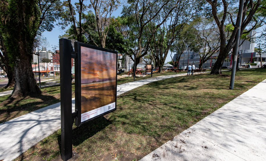 Exposição “Calderari – Amar, Além do Mar” inaugura na Praça Alfredo Andersen com presença de diversos artistas. Foto: Kraw Penas/SEEC