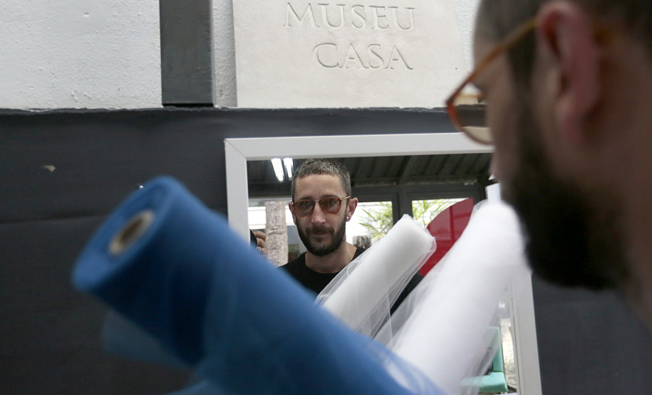 Alexandre Linhares e Thifany F. retornam ao Museu Alfredo Andersen para residência artística sobre separação e novos caminhos autorais