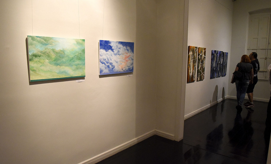 Obras do artista Ars Magoo em exposição no Museu Alfredo Andersen