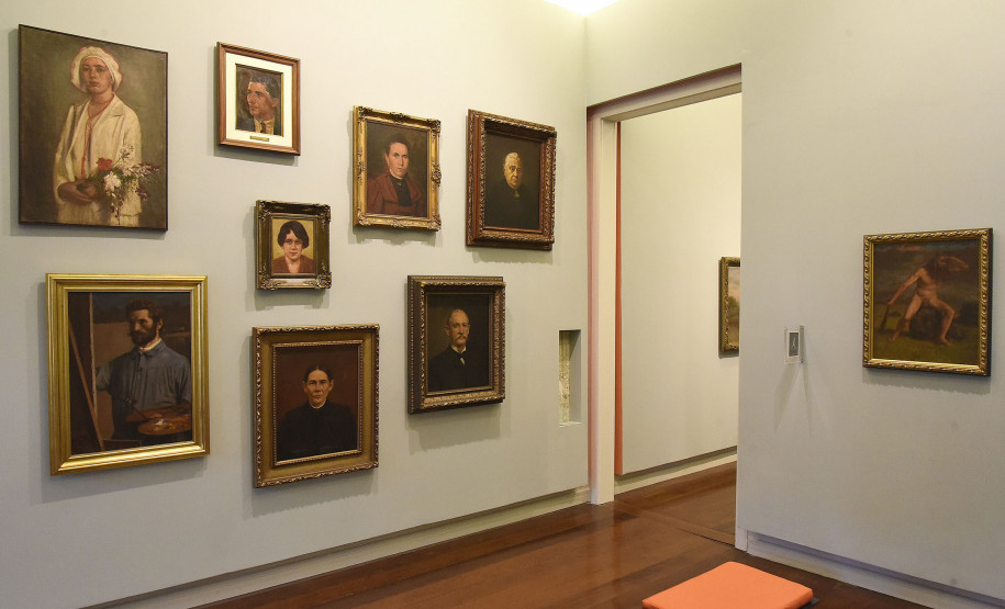 Exposição “in situ/em trânsito” com curadoria de Eliane Prolik e Adolfo Montejo Navas.