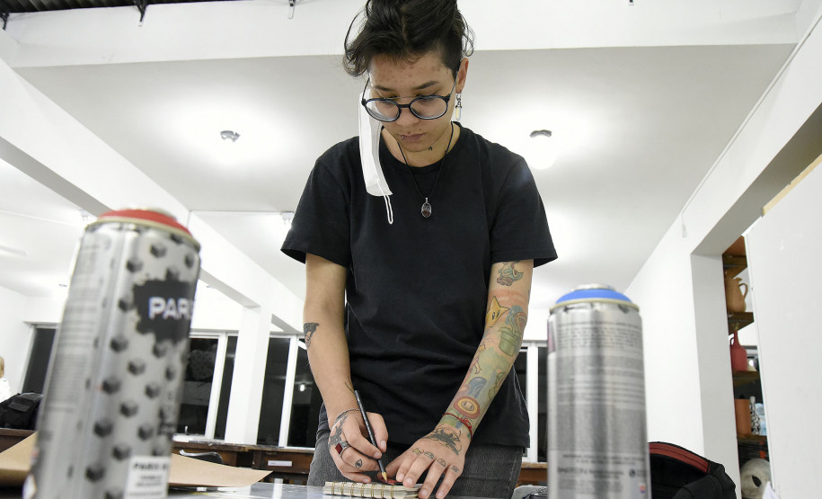 A designer Mical Queiroz buscou o curso para implementar as técnicas em seu trabalho.