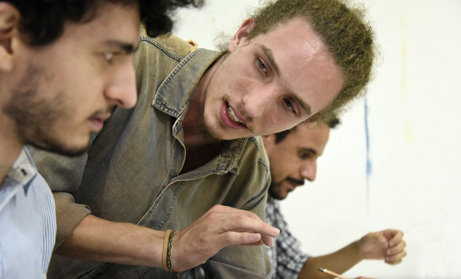 O professor Guilherme Cesar Novak em sua oficina, a "Croquis Urbanos".