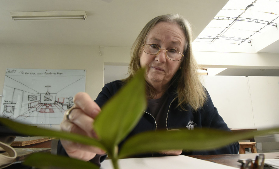 A professora Maria Celina Bini ensina a técnica em lápis de cor.