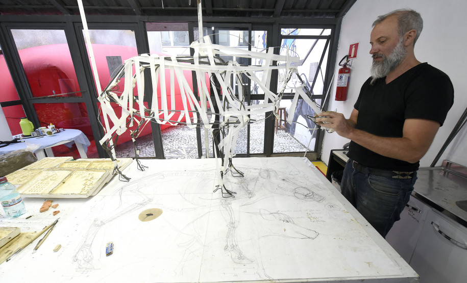 Alberto Salvetti utiliza estruturas de ferro e se inspira na anatomia dos javalis para suas esculturas.