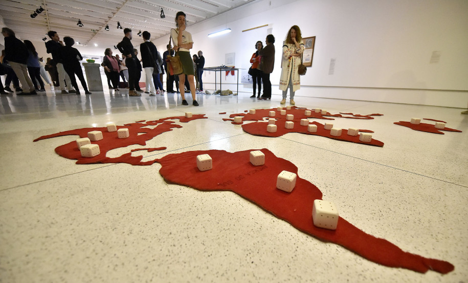 Exposição "Pequenos gestos, memórias disruptivas" no Museu de Arte Contemporânea do Paraná (MAC-PR).